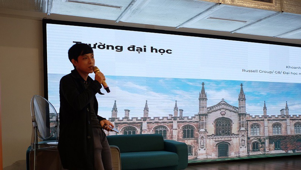 Chinh phục các loại học bổng chính phủ: "Chìa khóa" mở cửa thành công - 1 Diễn giả Hoàng Đức Long (Cố vấn học thuật và tư vấn chiến lược ứng tuyển học bổng tại Help Scholarships) chia sẻ tại buổi hội thảo.
