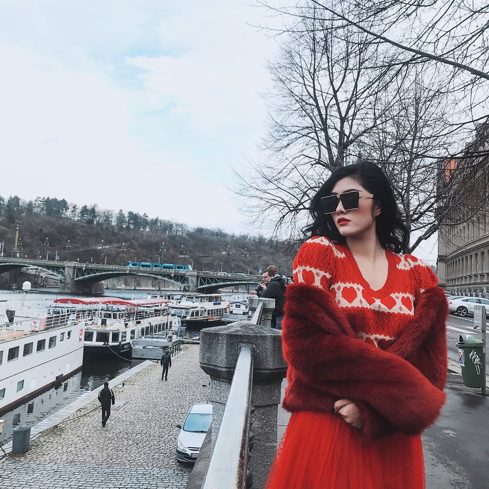 Huỳnh Tiên chia sẻ, khi yêu một ai đó sâu đậm, thật khó để quên người đã từng gắn bó, sẻ chia với mình những kỷ niệm, đi cùng mình một đoạn đường. Là con gái, dù mạnh mẽ đến mức nào cũng luôn cần một bàn tay ấm áp, một bờ vai để tựa nương những khi yếu đuối.