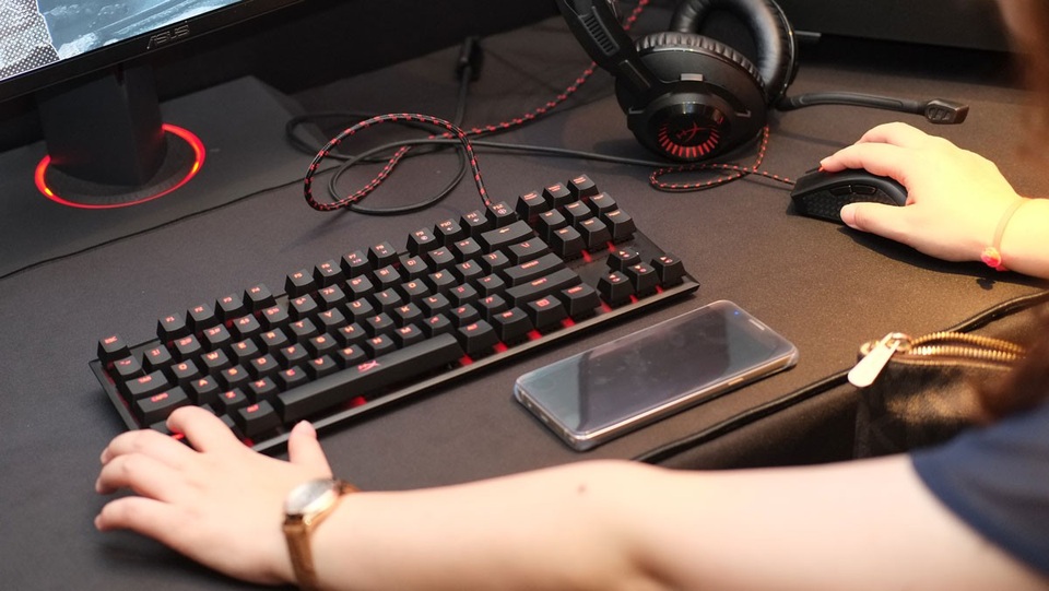 CES 2018: Tai nghe không dây có thời lượng khủng cho game thủ - 2 Bàn phím cơ HyperX Alloy Elite RG và chuột gaming HyperX Pulsefire SurgeTM RGB