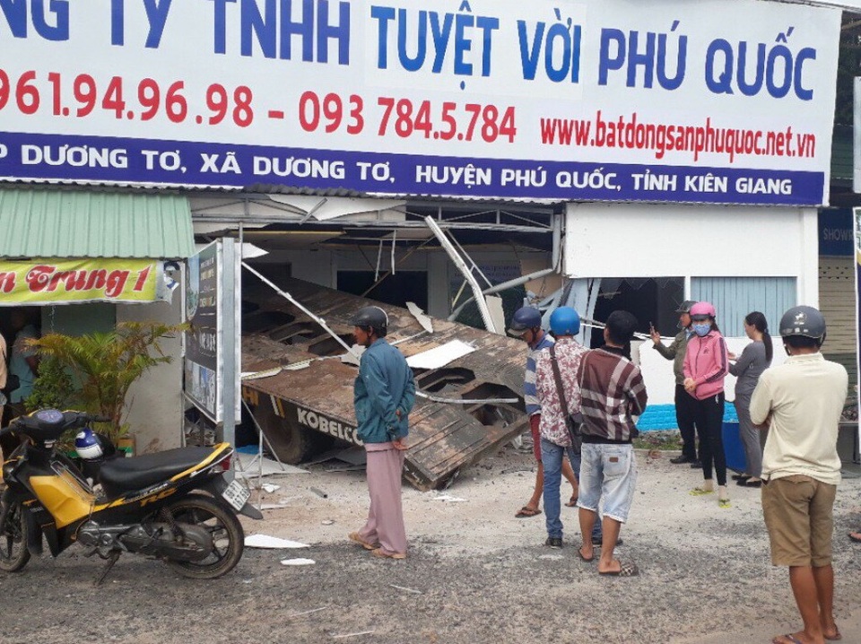 Rờ - moóc bị tuột khỏi xe… tông sập Văn phòng công ty - 1 Hiện trường vụ tai nạn