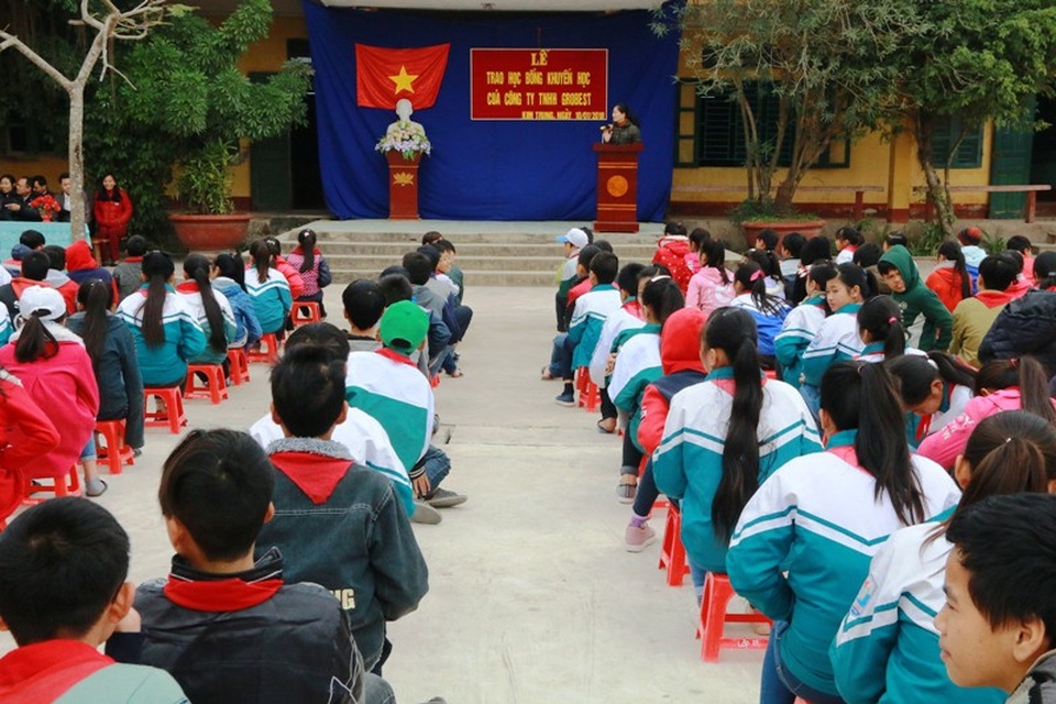 Trao 20 suất học bổng Grobest Việt Nam đến học sinh nghèo Ninh Bình - 1 Lễ trao học bổng của Công ty Grobest Việt Nam cho học sinh nghèo vượt khó tại trường THCS Kim Trung, Kim Sơn, Ninh Bình.