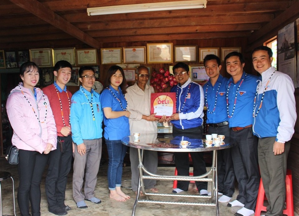 Chương trình “Xuân tình nguyện” giúp các hoàn cảnh khó khăn ở Lâm Đồng - 7 Kết thúc chuyến thiện nguyện Đoàn thanh niên của Tỉnh đoàn thăm và tặng quà già làng xã Đạ Tông