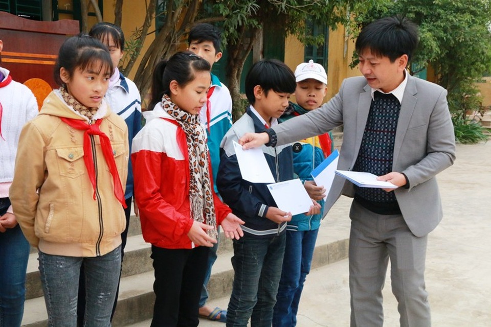 Trao 20 suất học bổng Grobest Việt Nam đến học sinh nghèo Ninh Bình - 3 Mỗi suất học bổng Công ty Grobest trao cho các em học sinh nghèo vượt khó trị giá 600 nghìn đồng để nâng bước các em đến trường.