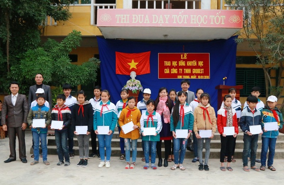 Trao 20 suất học bổng Grobest Việt Nam đến học sinh nghèo Ninh Bình - 4 20 em học sinh vinh dự được nhận học bổng để vươn lên học giỏi.