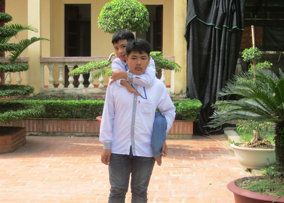 Tình bạn cảm động: 8 năm cõng bạn đến lớp - 1 8 năm qua, Hiếu đều đặn cõng Minh đến trường