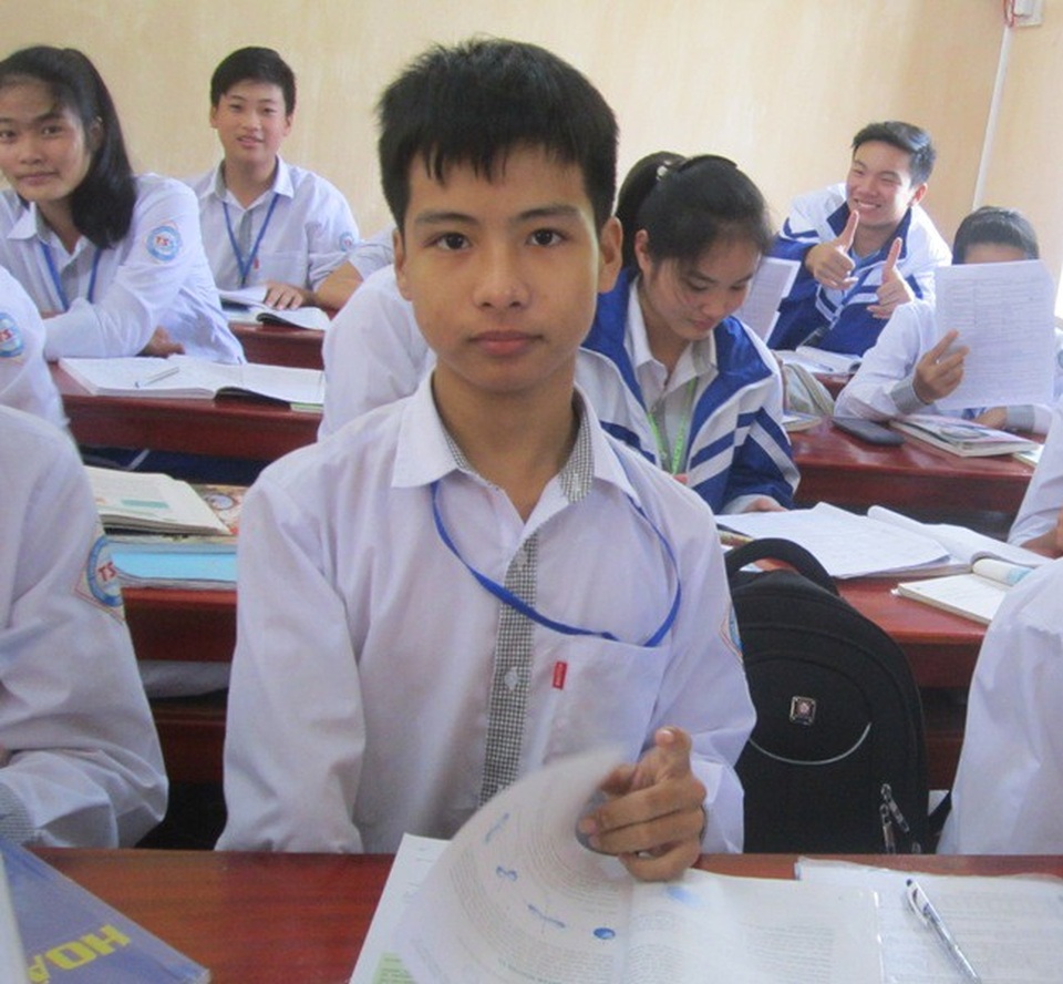 Tình bạn cảm động: 8 năm cõng bạn đến lớp - 2 Minh cho biết để có được thành quả học tập ngày hôm nay là nhờ công rất lớn ở Hiếu