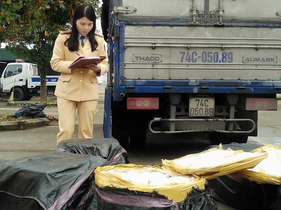 Hàng tấn thực phẩm bẩn, bốc mùi ôi thiu chuẩn bị được đưa đi Hà Nội tiêu thụ - 2 Lực lượng CSGT Thanh Hóa cũng phát hiện 200kg thịt lợn sữa không rõ nguồn gốc