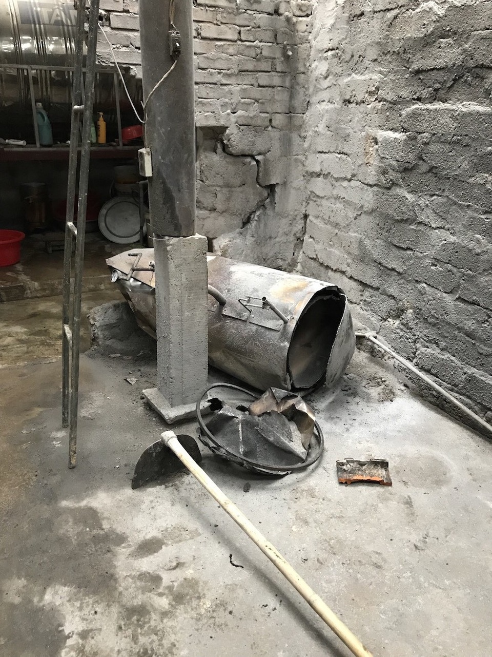 Nổ nồi hơi, 2 vợ chồng trọng thương - 1
Hiện trường vụ nổ nồi hơi tại gia đình ông Diệu.