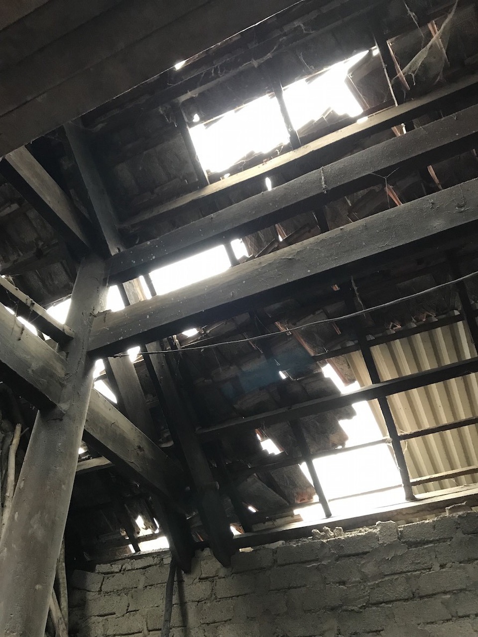 Nổ nồi hơi, 2 vợ chồng trọng thương - 2
Sau tiếng nổ lớn, phần mái ngói căn nhà ông Diệu bị tốc, hư hỏng nặng.