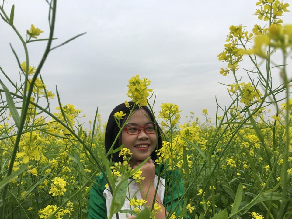 Đến với vườn hoa cải, nhiều du khách, nhất là các bạn trẻ được hòa mình trong một không gian lãng mạn và đắm chìm trong mùi hương vừa nồng nàn vừa ngai ngái của hoa cải.