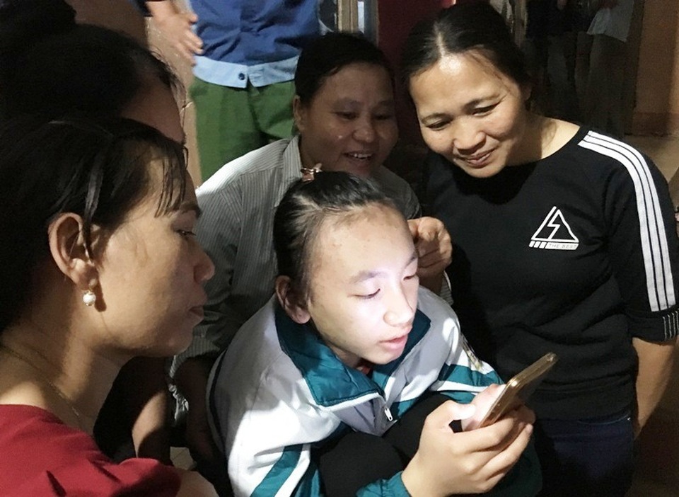 Mẹ thủ môn Tiến Dũng: “Tôi nín thở, không dám nhìn màn hình ti vi” - 10 Người dân làng Bào xem tin tức về U23 Việt Nam sau khi giành chiến thắng