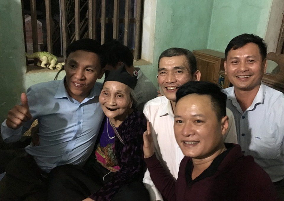 Mẹ thủ môn Tiến Dũng: “Tôi nín thở, không dám nhìn màn hình ti vi” - 5 Nhiều người từ nơi xa đến chúc mừng và chụp ảnh lưu niệm cùng gia đình thủ môn Tiến Dũng