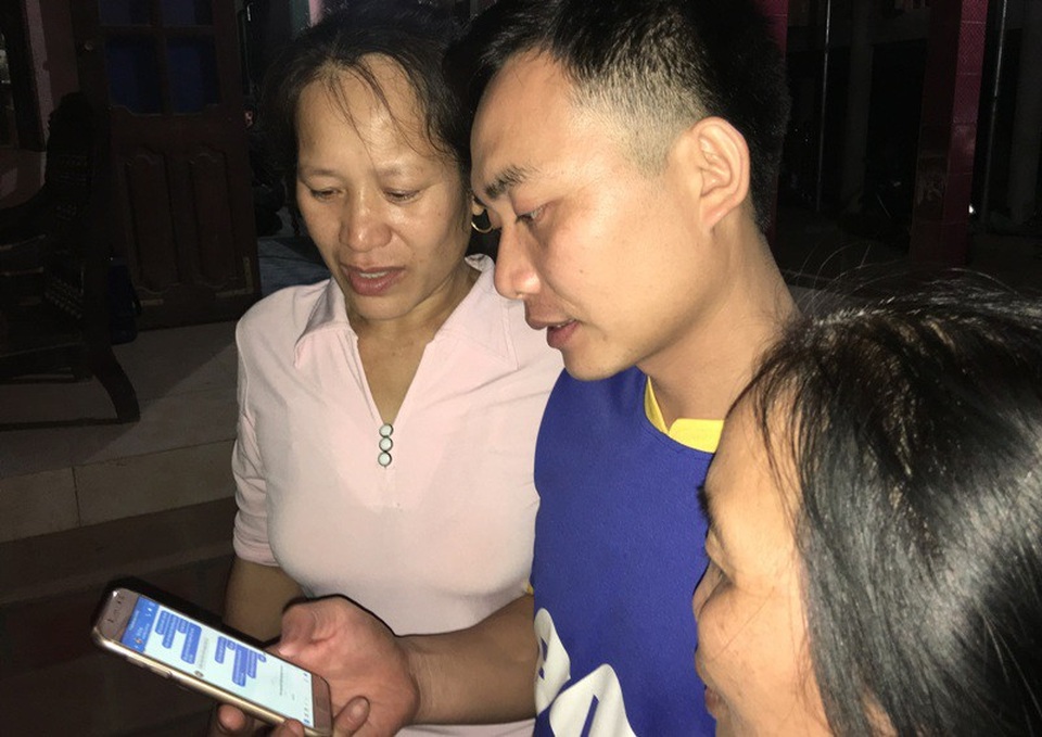 Mẹ thủ môn Tiến Dũng: “Tôi nín thở, không dám nhìn màn hình ti vi” - 3
Người mẹ xúc động rơi nước mắt trước thành công của con.