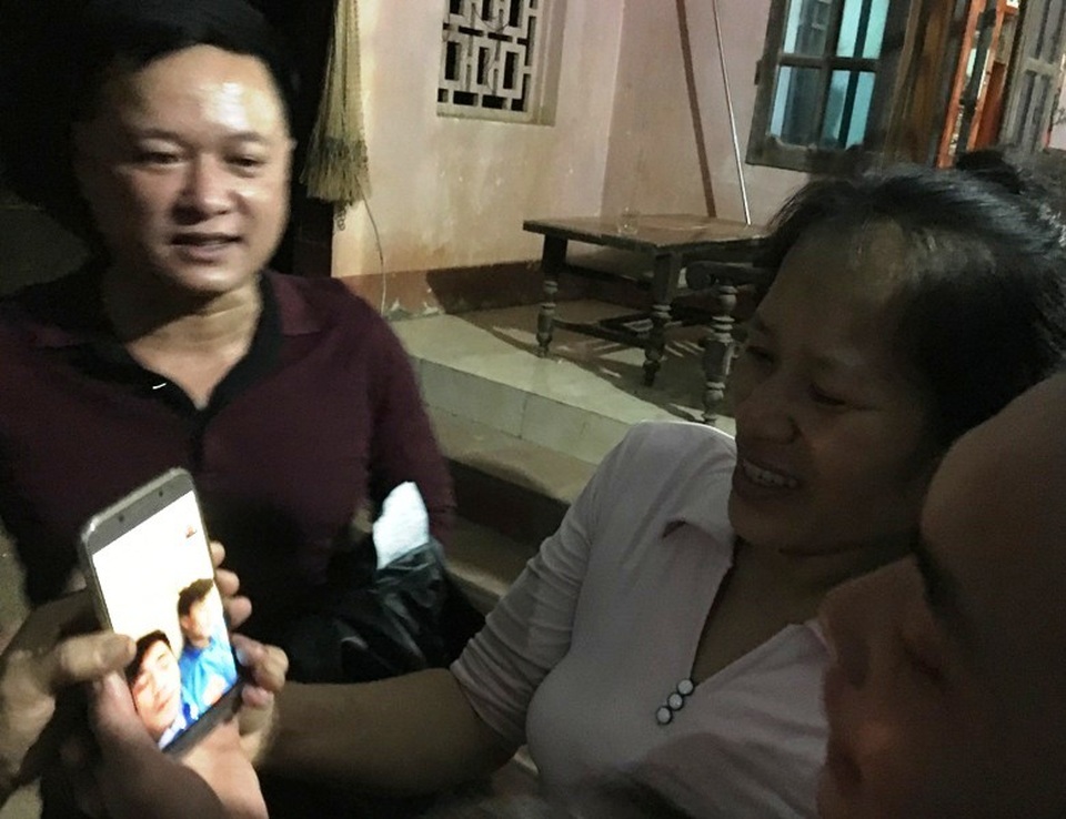 Mẹ thủ môn Tiến Dũng: “Tôi nín thở, không dám nhìn màn hình ti vi” - 2 Bà Phạm Thị Điều nói chuyện với 2 con trai qua facebook sau khi trận đấu kết thúc