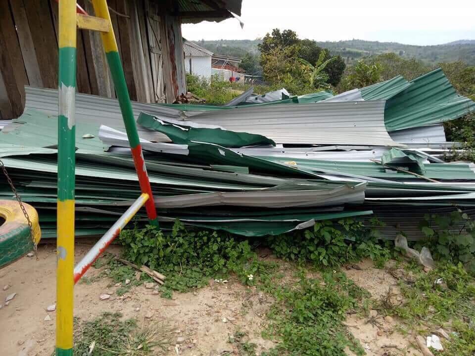 Lớp học hư hỏng do bão, hàng chục trẻ mầm non phải học ké tạm bợ - 2
Hiện tại kinh phí sửa chữa chưa có
