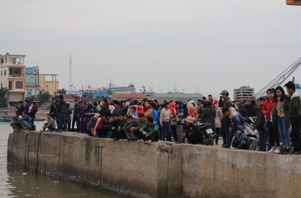 Vụ 15 thuyền viên mất tích: Tìm thấy thi thể thứ 2 - 1 Hàng trăm người dân địa phương tập trung tại cảng cá đón thi thể nạn nhân