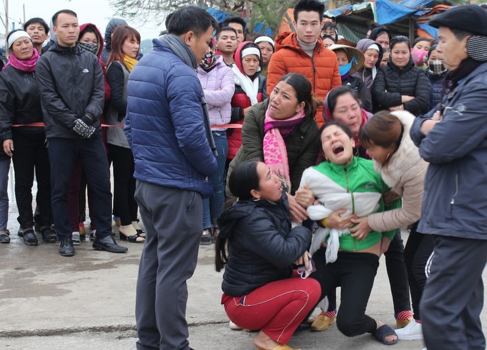 Vụ 15 thuyền viên mất tích: Tìm thấy thi thể thứ 2 - 3 Người thân đau đớn, vật vã chờ đón thân nhân