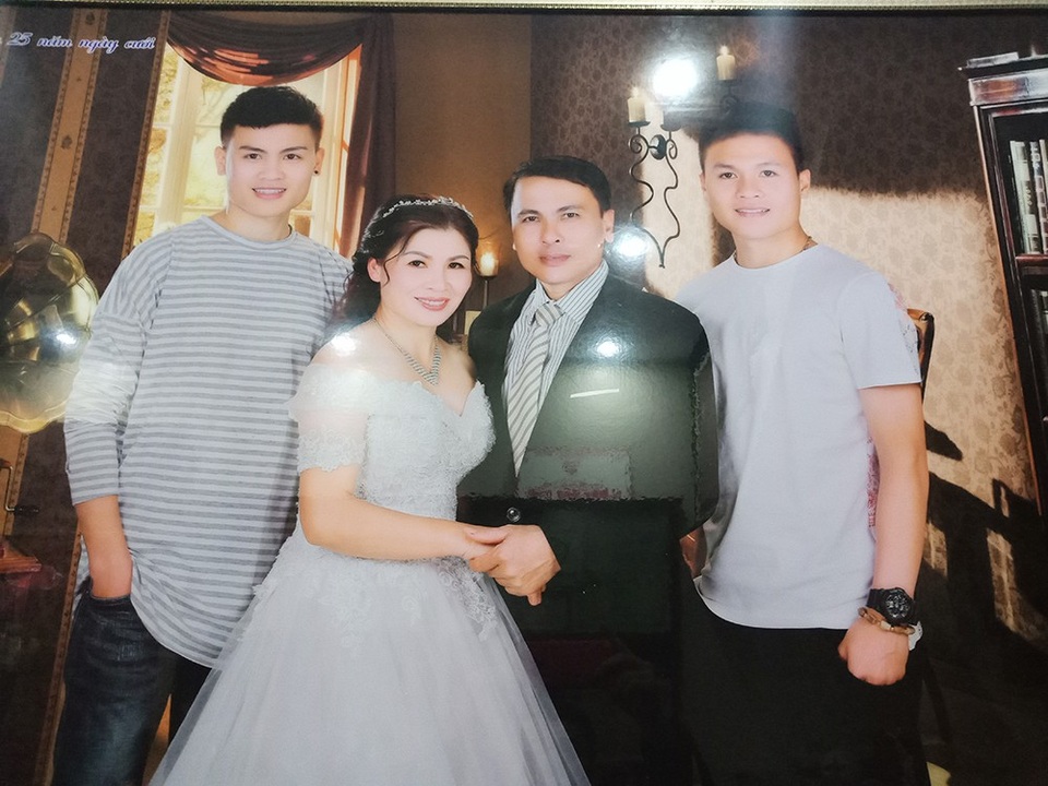 Bố tiền vệ Quang Hải chia sẻ về tuổi thơ gắn cùng trái bóng của con trai - 7 Ảnh chụp cả gia đình