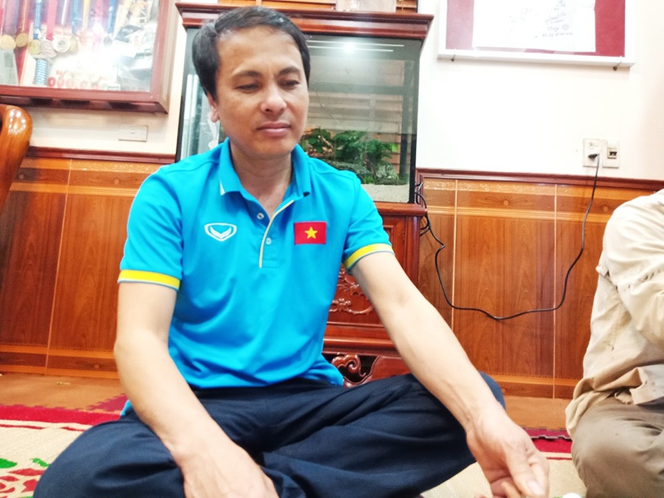 Bố tiền vệ Quang Hải chia sẻ về tuổi thơ gắn cùng trái bóng của con trai - 1 Ông Nguyễn Quang Thuần (bố cầu thủ Quang Hải) vẫn chưa hết vui mừng trước chiến thắng lịch sử của con trai cùng đội tuyển U23 Việt Nam.