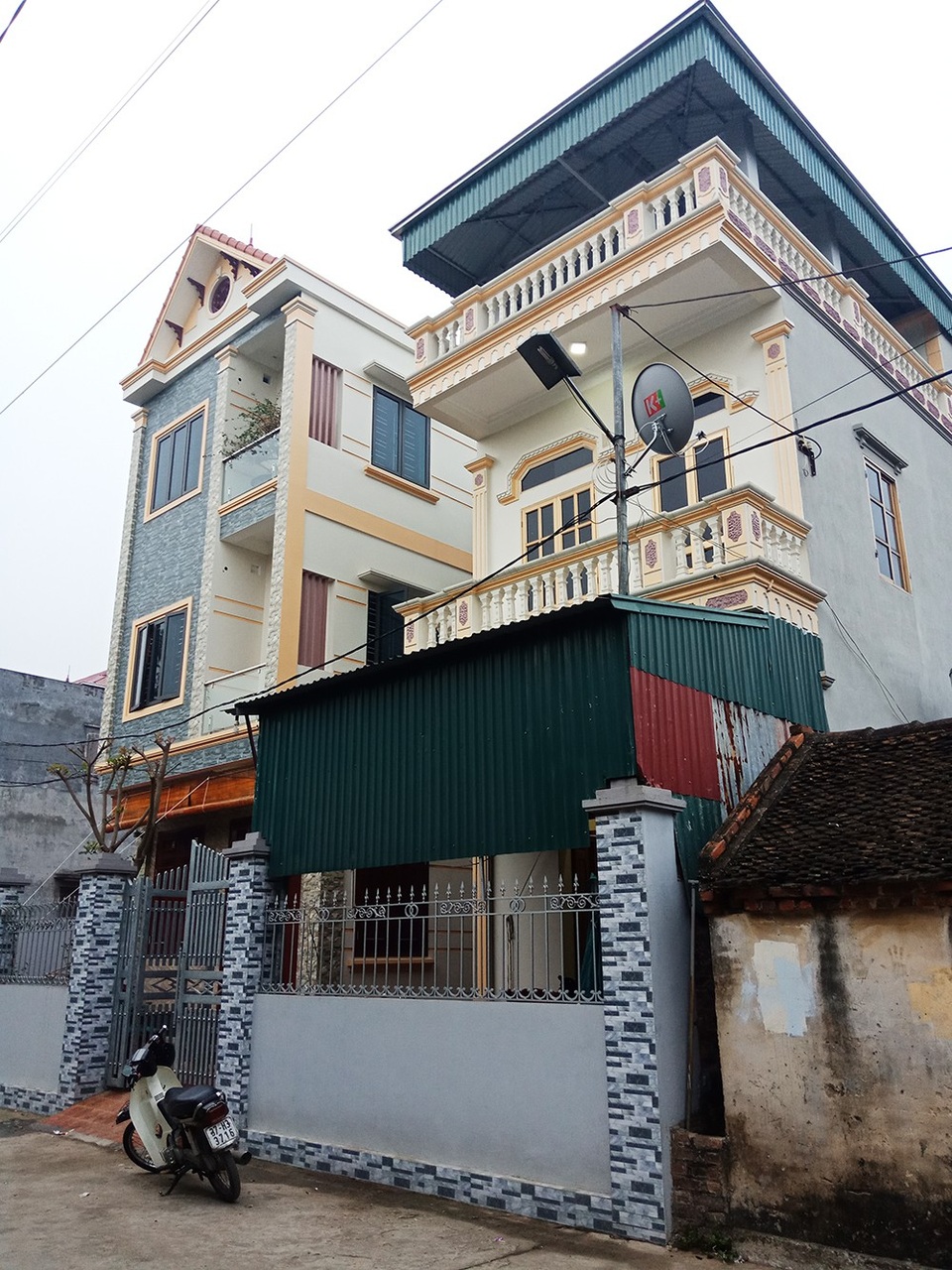 Bố tiền vệ Quang Hải chia sẻ về tuổi thơ gắn cùng trái bóng của con trai - 2 ngôi nhà của cầu thủ Quang Hải (ở thôn Đường Nhạn, xã Xuân Nộn, huyện Đông Anh).