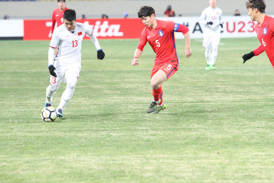 U23 Việt Nam 1-2 U23 Hàn Quốc: Thua nhưng không thất vọng - 2
Pha đi bóng và dứt điểm của Đức Chinh (trái), ảnh: H.Q