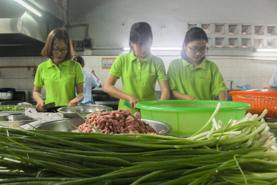 Ra mắt ngân hàng thực phẩm cho người nghèo - 2 Các nguồn thực phẩm dư được các đơn vị tài trợ sẽ được thu gom và chế biến thành các suất ăn