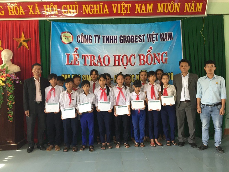 Học bổng Grobest mang niềm vui đến với học sinh nghèo Quảng Trị - 4 Học sinh Trường THCSTriệu Lăng, huyện Triệu Phong nhận học bổng Grobest