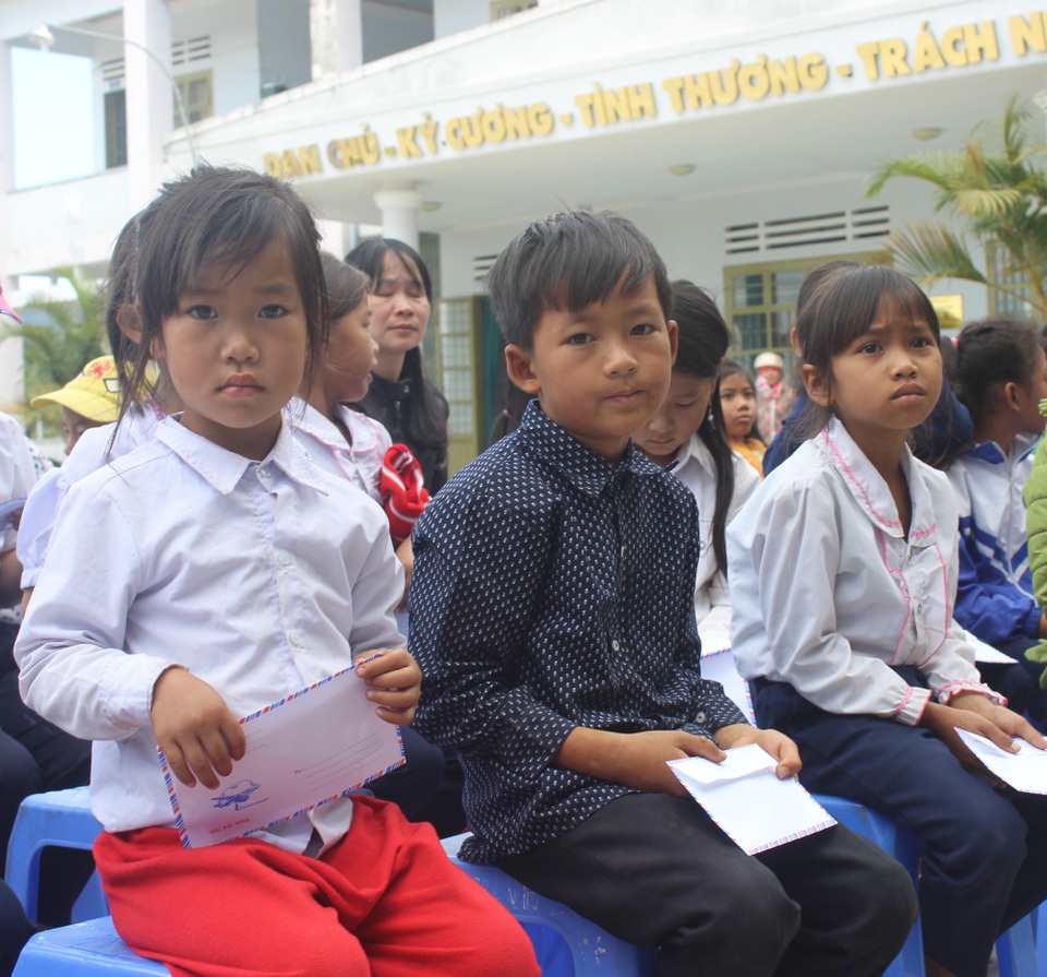 Grobest Việt Nam trao 100 suất học bổng đến học sinh nghèo tỉnh Lâm Đồng - 3 Grobest Việt Nam trao 100 suất học bổng đến học sinh nghèo tỉnh Lâm Đồng - 3