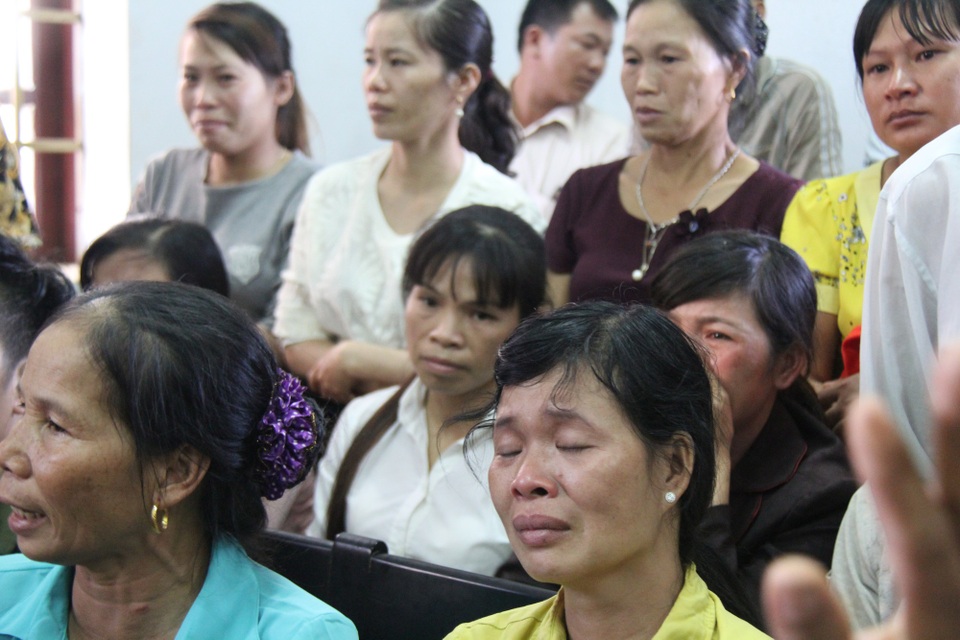 Vụ nổ súng ở Đắk Nông: Tử hình đối tượng trực tiếp nổ súng - 2
Nhiều người dân bật khóc trong lúc tòa nghị án
