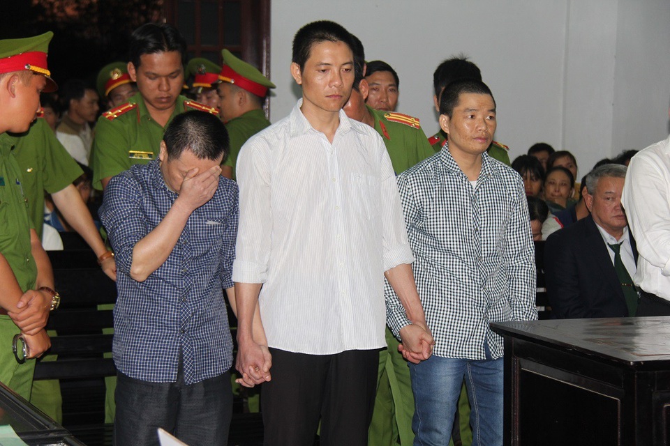 Vụ nổ súng ở Đắk Nông: Tử hình đối tượng trực tiếp nổ súng - 1
Bị cáo Hiến (che mặt) bị tuyên án tử hình.