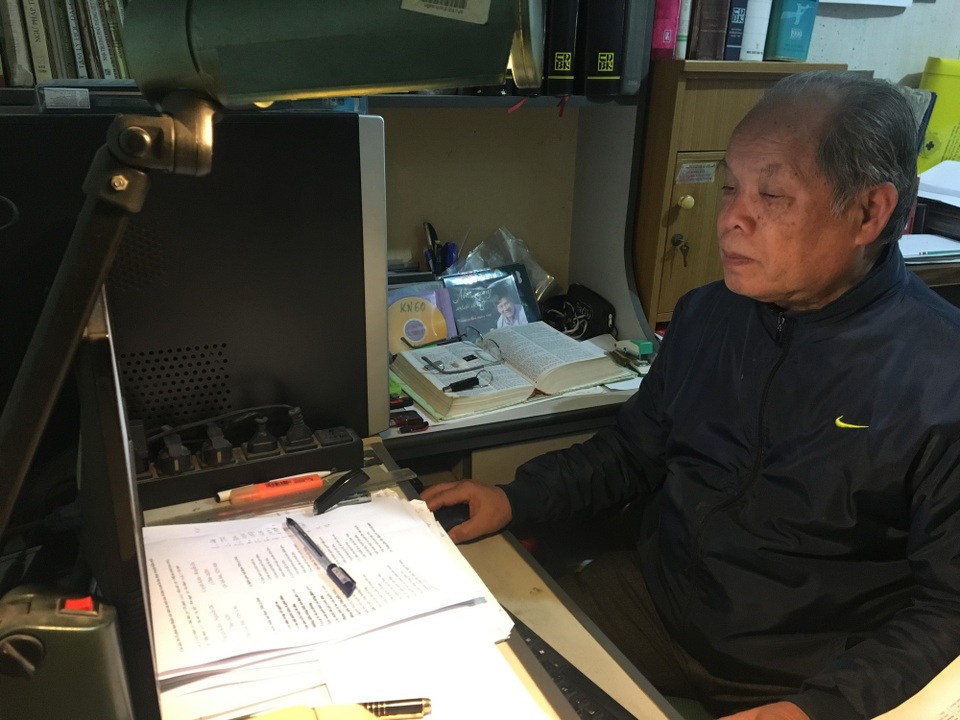 PGS. Bùi Hiền mất 10 ngày “chuyển thể” Truyện Kiều sang “Tiếq Việt” - 3
PGS Bùi Hiền đọc trích đoạn Truyện Kiều bằng ngôn ngữ “Tiếq Việt” do ông cải tiến.