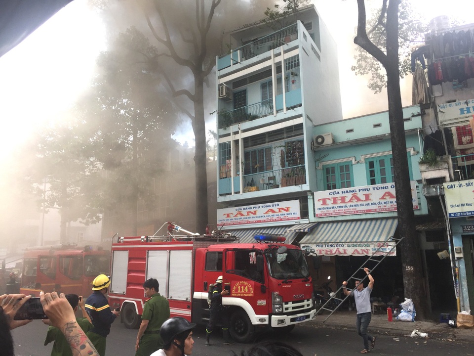 Đang xem U23 Việt Nam thi đấu, cả trăm người tháo chạy vì cháy nhà - 2 Đang xem U23 Việt Nam thi đấu, cả trăm người tháo chạy vì cháy nhà - 2