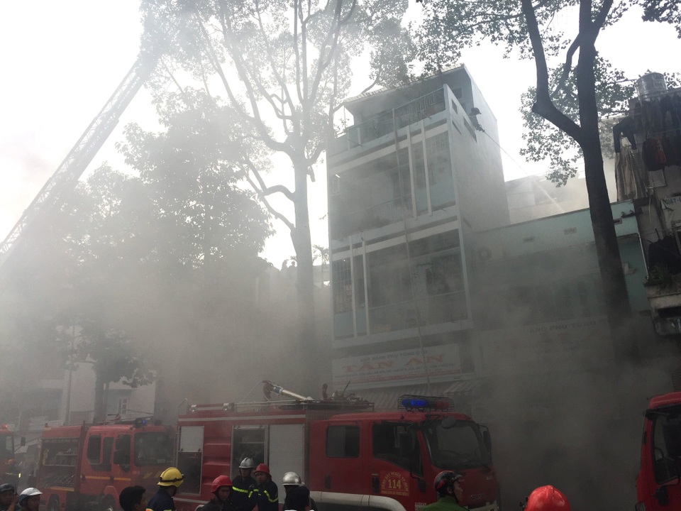 Đang xem U23 Việt Nam thi đấu, cả trăm người tháo chạy vì cháy nhà - 1 Đang xem U23 Việt Nam thi đấu, cả trăm người tháo chạy vì cháy nhà - 1