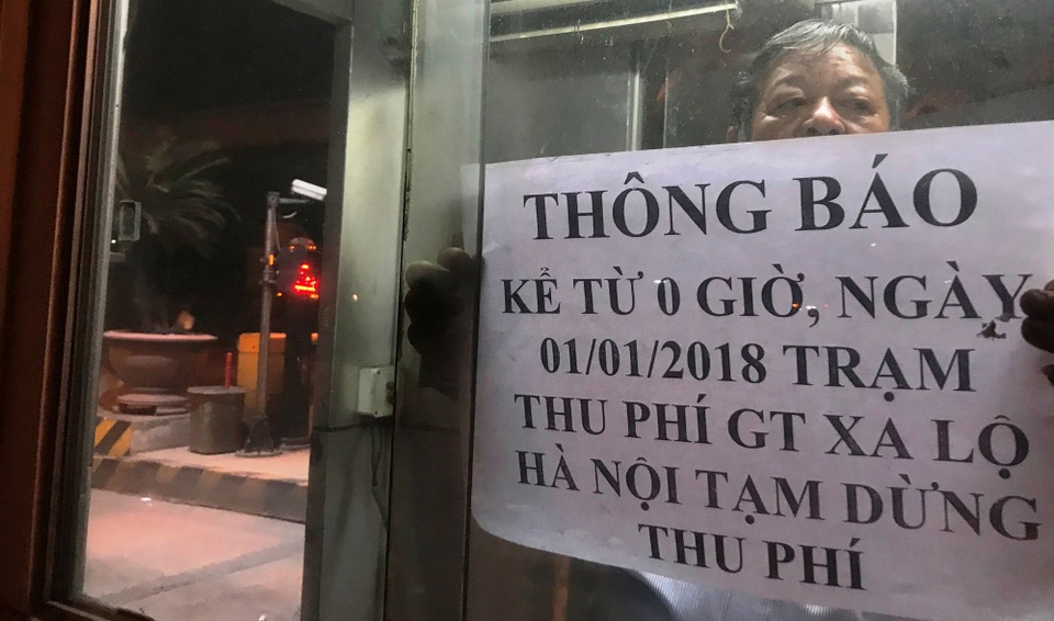 Chính thức dừng thu phí phương tiện qua trạm BOT Xa lộ Hà Nội - 5 Nhân viên trạm thu phí XLHN dán thông báo việc tạm dừng thu phí.