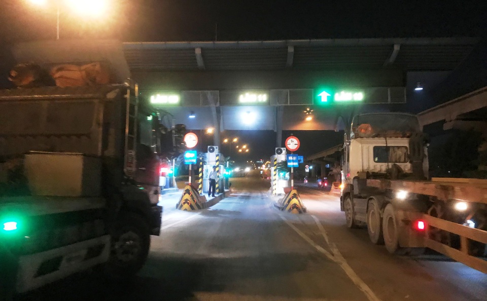 Chính thức dừng thu phí phương tiện qua trạm BOT Xa lộ Hà Nội - 1
Nhiều tài xế xe tải, container... dừng trước trạm thu phí XLHN để chờ thời khắc 0h ngày 1/1/2018 không phải tốn phí khi qua trạm.