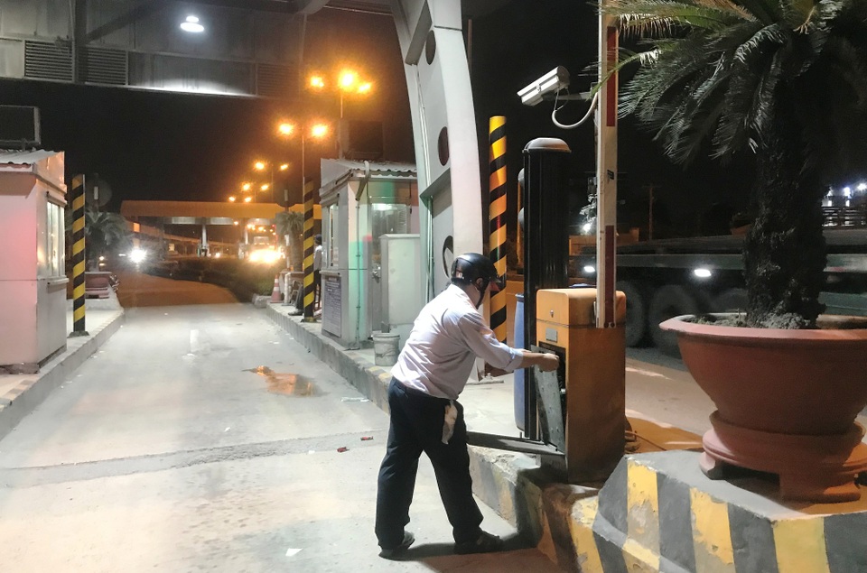 Chính thức dừng thu phí phương tiện qua trạm BOT Xa lộ Hà Nội - 2 Nhân viên trạm thu phí XLHN chính thức mở thanh chắn để dừng thu phí qua trạm BIT XLHN lúc 0h ngày 1/1/2018.