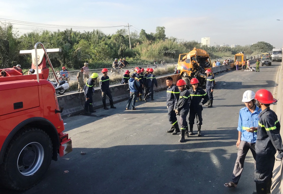 Xe cứu hộ bẹp dúm trên dốc cầu “tử thần”, 3 người chết kẹt trong cabin - 2 Cảnh sát cứu hộ mất nhiều giờ mới đưa được thi thể 2 nạn nhân bị kẹt cứng trong xe ra ngoài.