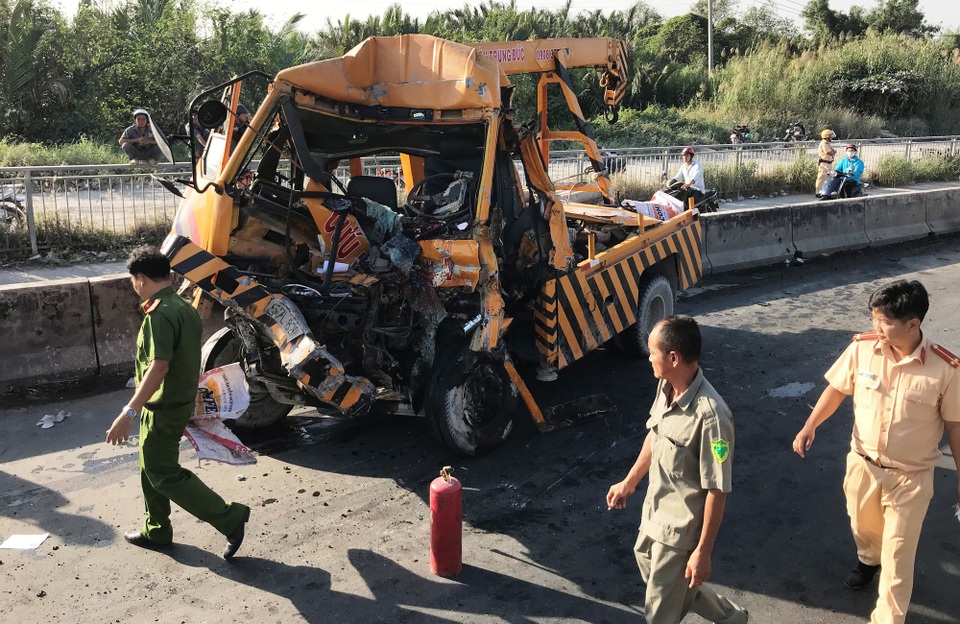 Xe cứu hộ bẹp dúm trên dốc cầu “tử thần”, 3 người chết kẹt trong cabin - 3 Chiếc xe cứu hộ bẹp dúm, biến dạng hoàn toàn sau vụ tai nạn đặc biệt nghiêm trọng.