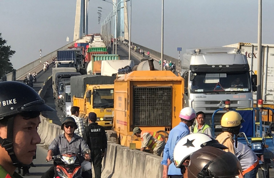 Xe cứu hộ bẹp dúm trên dốc cầu “tử thần”, 3 người chết kẹt trong cabin - 4 Vụ tai nạn đã khiến giao thông qua cầu Phú Mỹ (hướng từ quận 7 về quận 2) ùn tắc vô cùng nghiêm trọng.