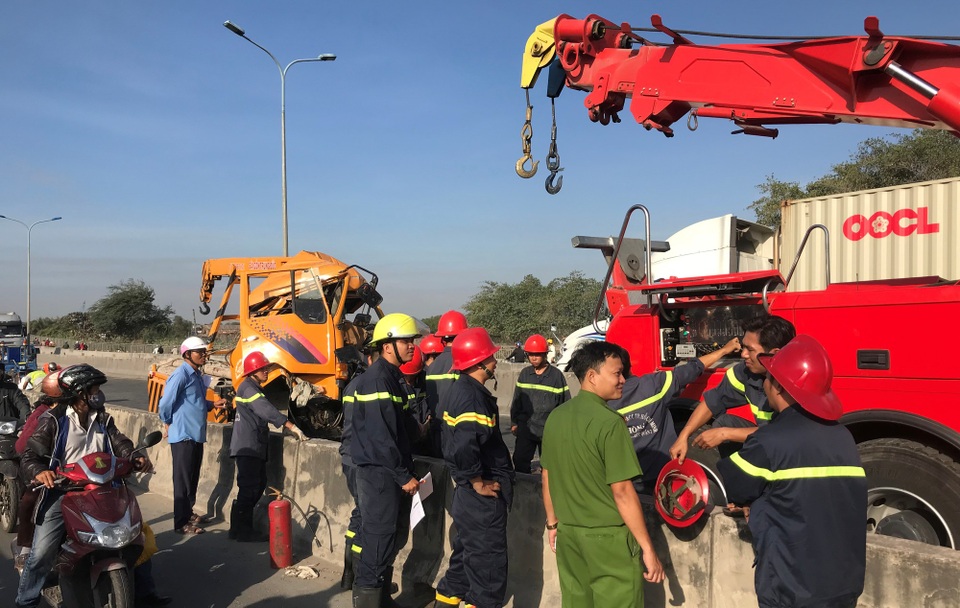 Quận 2 “cầu cứu” TPHCM về tai nạn ở dốc cầu Phú Mỹ - 1 Vụ tai nạn thảm khốc xảy ra rạng sáng ngày 11/1 làm 3 người tử vong ngay dốc cầu Phú Mỹ, quận 2.