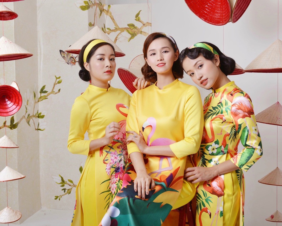 Lã Thanh Huyền cùng dàn sao Việt nổi bần bật với áo dài cách tân sặc sỡ - 10 Gia đình nhỏ của Huyền sắp được nghỉ ngơi, vợ chồng, con cái có nhiều thời gian gần gũi nhau hơn. Cho dù bây giờ đã lớn rồi, nhưng Tết vẫn là dịp tôi rất mong chờ., cô chia sẻ.