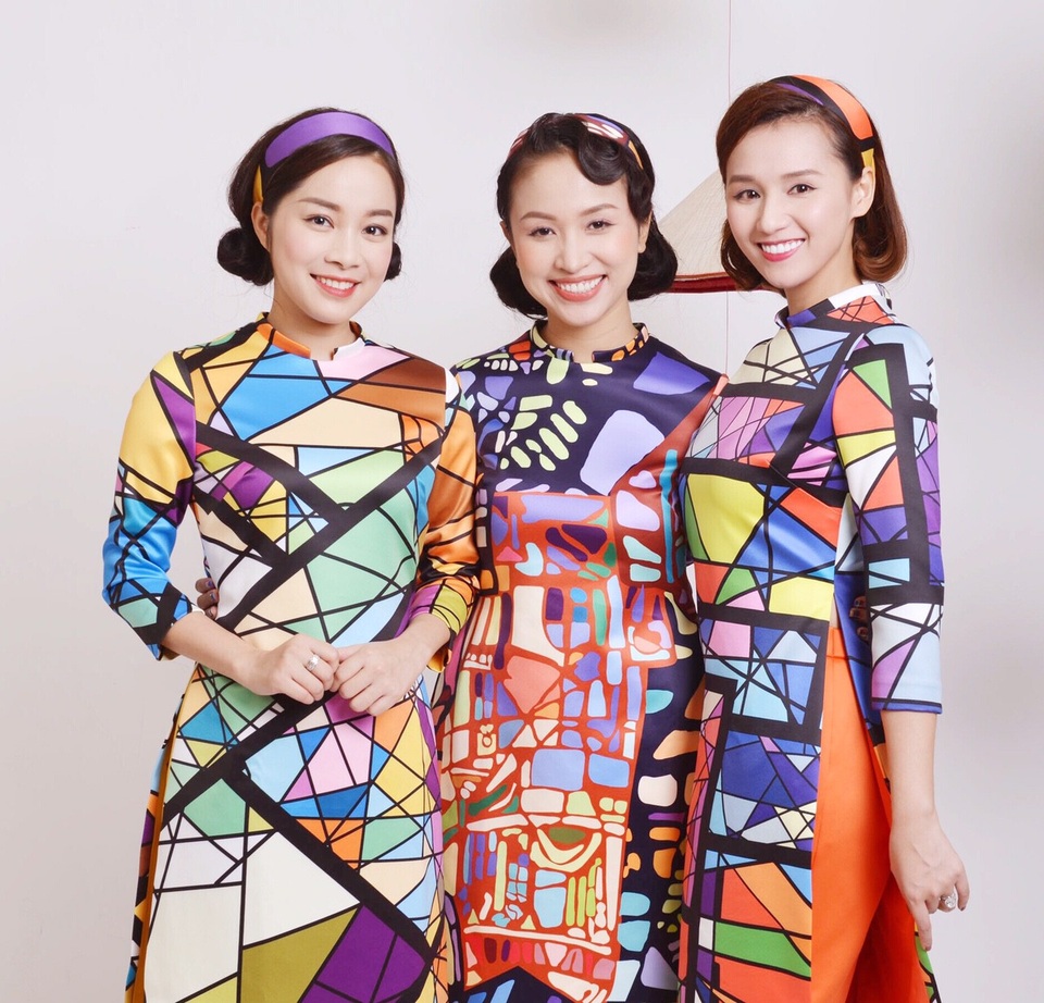 Lã Thanh Huyền cùng dàn sao Việt nổi bần bật với áo dài cách tân sặc sỡ - 12 Lã Thanh Huyền cũng tiết lộ, thói quen của vợ chồng cô vào sáng mùng 1 Tết là dậy sớm, ngồi cafe ở Bờ Hồ, hưởng thụ không khí ngày đầu năm. Rồi sau đó sẽ gặp gỡ bạn bè và cùng bạn bè du xuân, hưởng không khí bình yên ngày Tết.