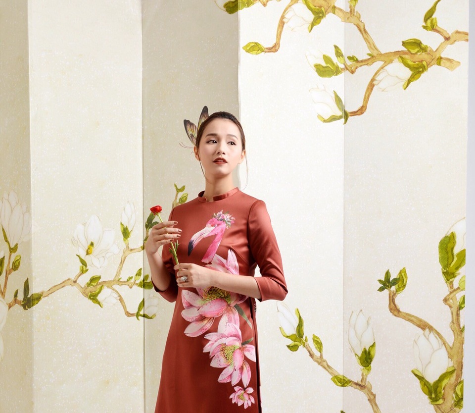 Lã Thanh Huyền cùng dàn sao Việt nổi bần bật với áo dài cách tân sặc sỡ - 2 Nữ diẽn viên cũng được nhiều người ngưỡng mộ khi có một gia đình hạnh phúc với chồng là doanh nhân thành đạt hết mực yêu thương vợ. Vợ chồng cô thường hâm nóng tình yêu bằng những chuyến du ngoạn trời Âu - trời Á cùng con trai hoặc người thân trong gia đình.