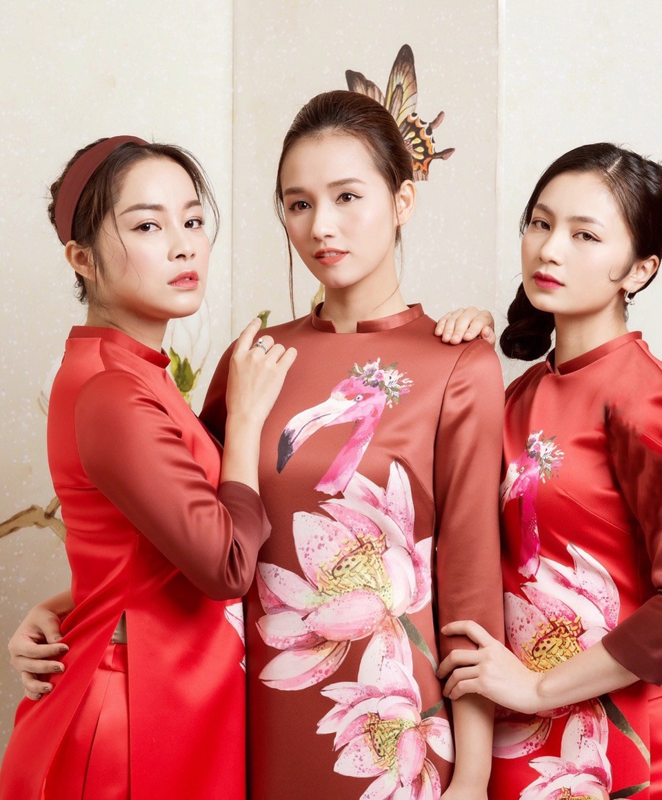 Lã Thanh Huyền cùng dàn sao Việt nổi bần bật với áo dài cách tân sặc sỡ - 5 Mới đây, Lã Thanh Huyền cùng những người bạn như: Diệu Hương, Minh Hương, Vân Hugo... thực hiện bộ ảnh với những tà áo dài cách tân hết sức duyên dáng.