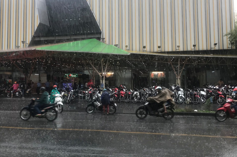 Mưa trái mùa trút nước suốt nhiều giờ xuống Sài Gòn - 3