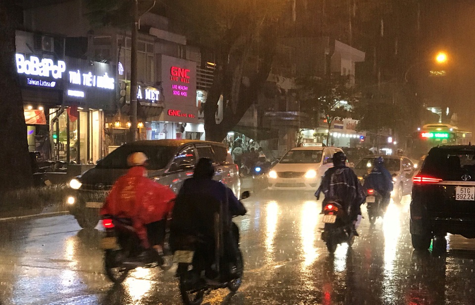 Đến tối 18/1, nhiều nơi ở TPHCM trời vẫn còn đổ mưa trái mùa.