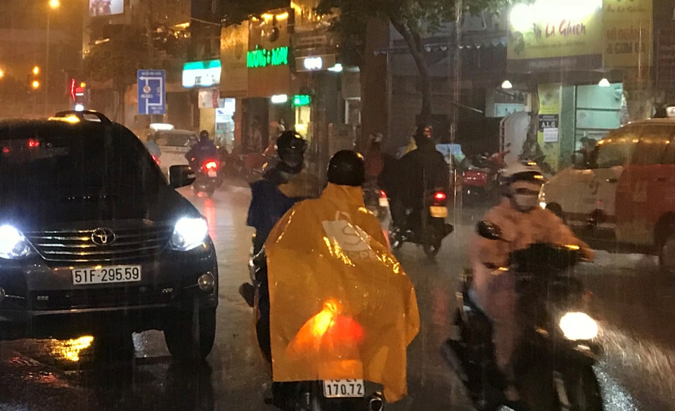 Mưa trái mùa trút nước suốt nhiều giờ xuống Sài Gòn - 1