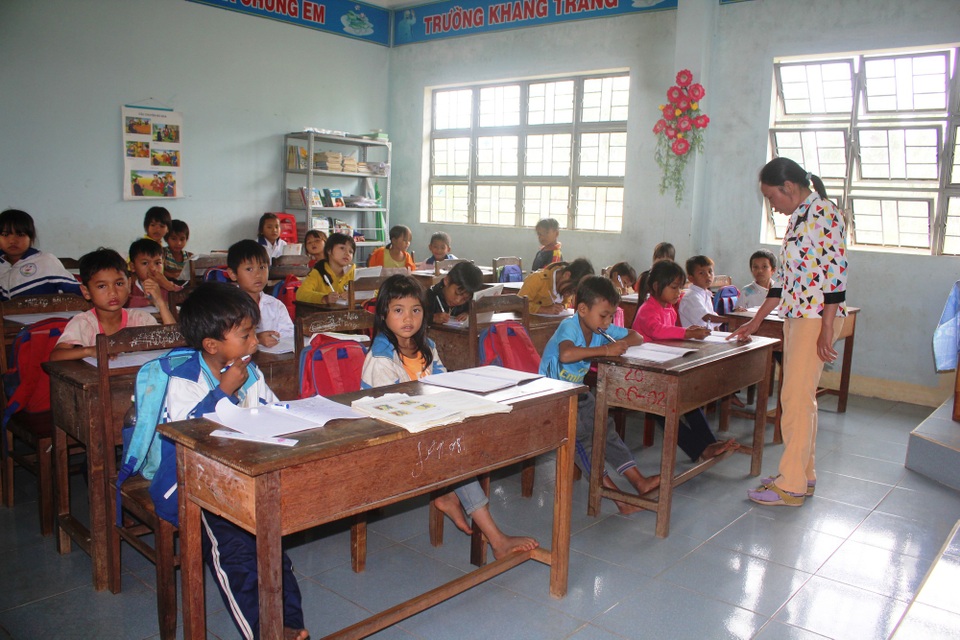 Cắt hợp đồng hơn 200 giáo viên, nhân viên: Trường lại thiếu giáo viên - 1
Hàng trăm giáo viên, nhân viên bị cắt hợp đồng.