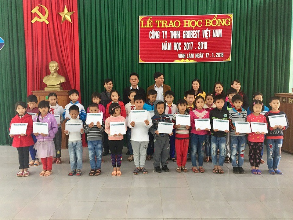 Học bổng Grobest mang niềm vui đến với học sinh nghèo Quảng Trị - 5 Trao học bổng cho học sinh nghèo vượt khó tại Trường Tiểu học số 1 Vĩnh Lâm, huyện Vĩnh Linh