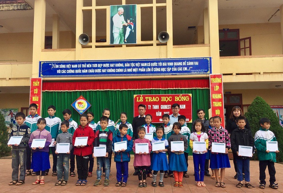 Học bổng Grobest mang niềm vui đến với học sinh nghèo Quảng Trị - 1 Công ty Grobest Việt Nam trao học bổng cho học sinh Trường THCS Đinh Tiên Hoàng và Trường Tiểu học Vĩnh Thành, huyện Vĩnh Linh
